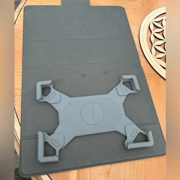 Targus Pro-Tek® Universal 9-11” Rotating Bluetooth Keyboard Case (Black) - Picture 3 of 7